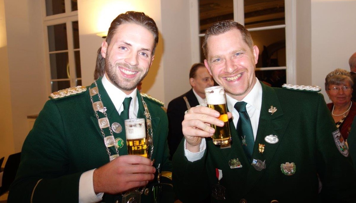 Zwei Mitglieder der Bruderschaft beim gemeinsamen Feiern
